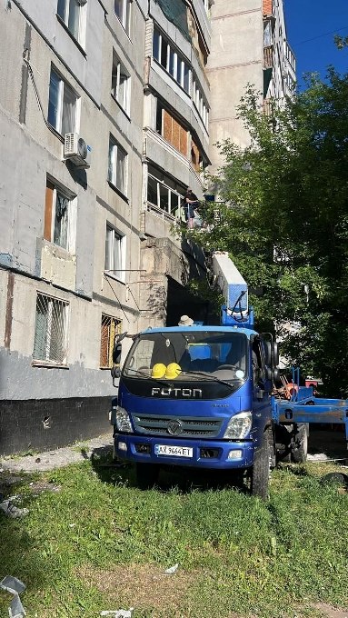 Новини Харкова: відновлюють будинок після удару дрона